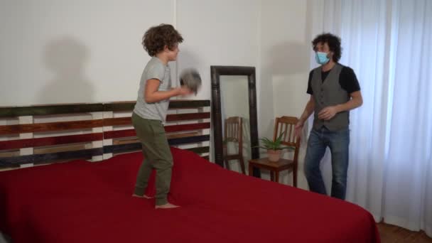 Junge Spielt Fußball Mit Papa Zimmer Während Covid — Stockvideo