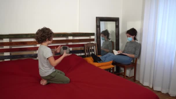 Niño Jugando Fútbol Habitación Durante Covid Madre Enojada Leyendo Libro — Vídeo de stock