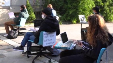 Avrupa, İtalya, Milano Kasım 2020 - Covid-19 Coronavirus ablukası sırasında kapalı okul için öğrenci protestosu - Bottoni Enstitüsü 'nde açık hava dersi 