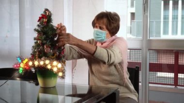 Yalnız olgun bir kadın Noel 'i evde kutluyor.