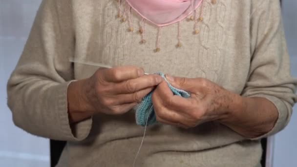 Manos Una Señora Anciana Ganchillo Algodón Hecho Italia Fabricante Textil — Vídeos de Stock