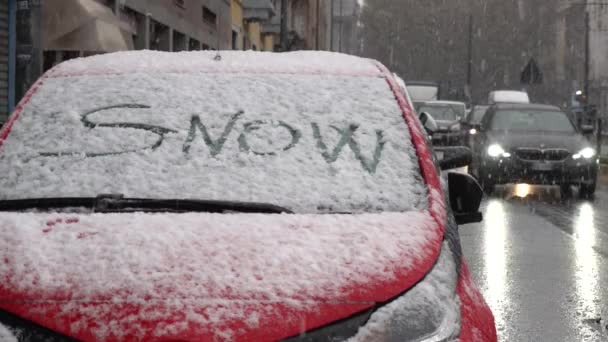 Vista Cercana Del Coche Cubierto Nieve Invierno Con Texto Vidrio — Vídeos de Stock