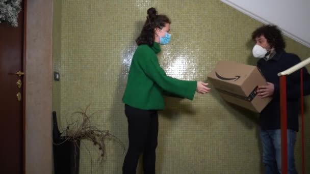 Европа Италия Милан Декабрь 2020 Женщина Маске Забирает Пакет Amazon — стоковое видео