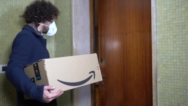 Europa Italien Mailand Dezember 2020 Frau Mit Maske Holt Amazon — Stockvideo