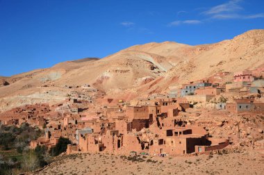 Dağ manzarası, yamaçtaki eski bir köy. 