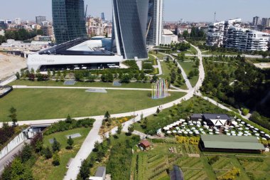 İtalya, Milan - Temmuz 2020: Şehir Hayatı alışveriş bölgesi manzarası 