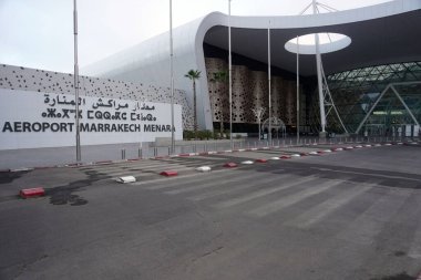 Marakeş havaalanındaki boş otopark.