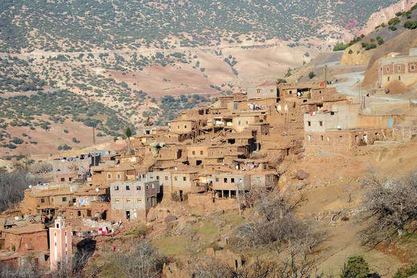 Dağ manzarası, yamaçtaki eski bir köy. 