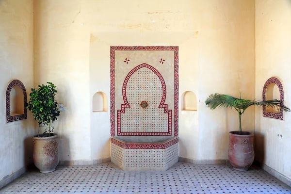 Arabisk Orientalisk Fontän Med Mosaik Inuti Ett Traditionellt Marockanskt Hus — Stockfoto