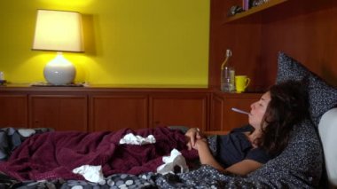 Covid19 Coronavirus salgını karantina evinde ateşi ve soğuk algınlığı olan hasta kadın.