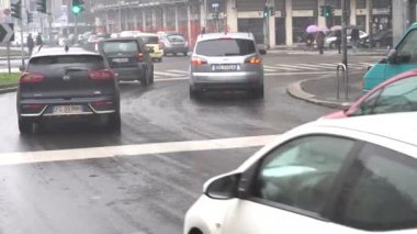 İtalya, Milan Ocak 2021, Covid19 Coronavirus tecrit sırasında hava kirliliği ve trafik arabaları 