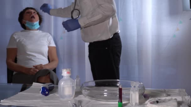 Europa Itália Milão Médico Visita Faz Teste Vacina Esfregaço Para — Vídeo de Stock