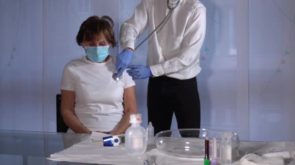 ヨーロッパ イタリア ミラノ 医師の訪問とワクチンを作るとCovid 19コロナウイルスロックダウン検疫家の間に老婦人への検査 患者のアパートへの家庭訪問 — ストック動画