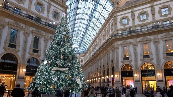 Avrupa, İtalya, Milan Aralık 2020 - Vittorio Emanuel Galerisi 'ndeki Swarovski Noel ağacı, Covid-109 Coronavirus salgını sırasında Duomo - maskeli insanlar alışveriş için yürüyorlar