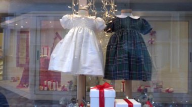 Avrupa, İtalya, Milano Aralık 2020 - Duomo 'da şık bir moda mağazasında çocuklar için güzel kıyafetler - Noel için bebek hediyesi