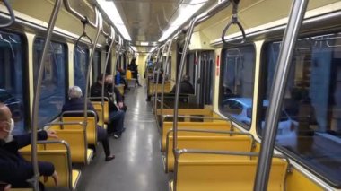 Avrupa, İtalya, Milan Aralık 2020 - Covid-19 Coronavirus tecridi sırasında şehir merkezinde boş tramvay ve otobüs - 1 metre mesafede seyahat eden insanlara