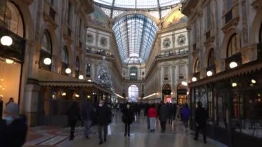 Avrupa, İtalya, Milan Aralık 2020 - Covid-19 Coronavirus salgını sırasında Vittorio Emanuel Galerisi, Duomo 'da Swarovski Noel ağacı