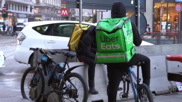 Italië Milaan September 2019 Fietsers Leveren Eten Aan Huis Kantoor — Stockvideo