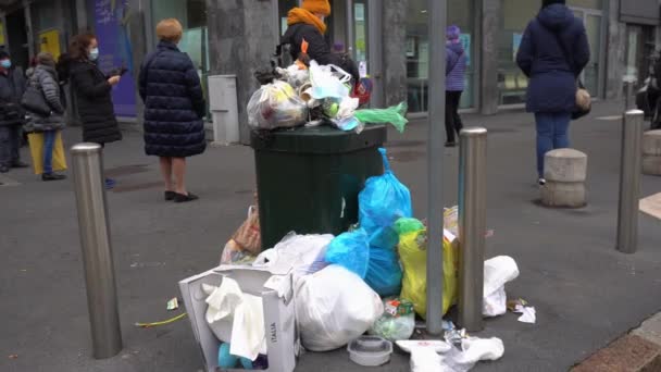 Evropa Itálie Milán Prosinec 2020 Odpadky Nahromaděné Ulici Starší Lidé — Stock video