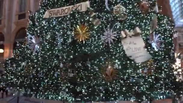ヨーロッパ イタリア ミラノ2020年12月 ヴィットリオ エマヌエーレ ギャラリーのスワロフスキー クリスマスツリー コヴィディ109コロナウイルス流行中のドゥオーモのダウンタウン マスクで買い物に行く人 — ストック動画