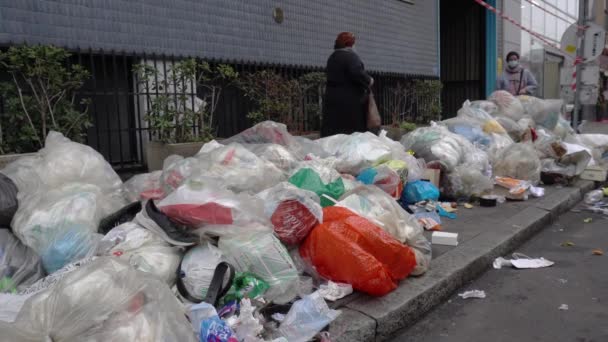 Europa Italia Milán Diciembre 2020 Basura Basura Acumulada Calle Ancianos — Vídeos de Stock