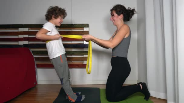 Matka Syn Lat Ćwiczą Gimnastykę Medytację Jogi Mieszkaniu Podczas Covid — Wideo stockowe