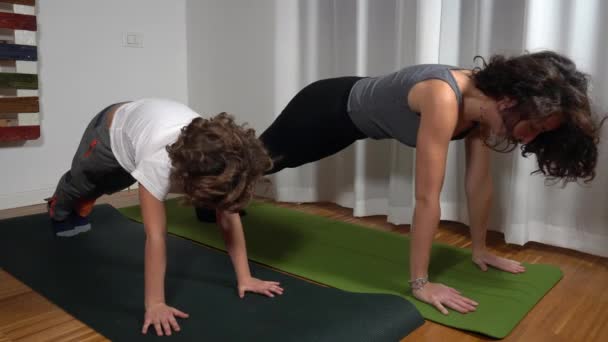 Matka Syn Lat Ćwiczą Gimnastykę Medytację Jogi Mieszkaniu Podczas Covid — Wideo stockowe