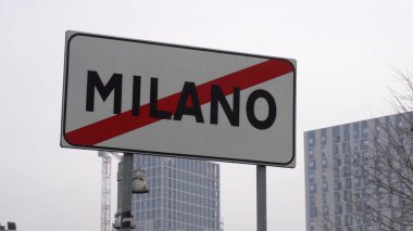 Avrupa, İtalya, Milan Aralık 2020 - Covid-19 Coronavirus karantina karantinası sırasında trafik arabasıyla kentin sonu tabelası 