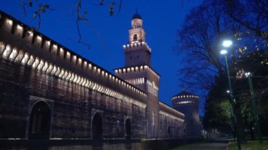 Milan - İtalya 2 Ekim 2018 - Çeşmeli Castello Sforzesco (Sforza kalesi) - Turist için ilginç bir yer - güneşli bir günde ve şehir merkezinde, Milano 'nun dönüm noktası