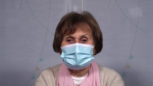 Europa Italië Milaan Oude Dame Met Een Masker Alleen Thuis — Stockvideo