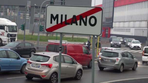 ヨーロッパ イタリア ミラノ2020年12月 Covid 19コロナウイルスロックダウン検疫家の間に交通車でミラノの町の道路標識の終了 — ストック動画