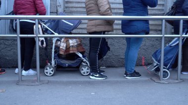 Avrupa, İtalya, Milano Aralık 2020, fakir İtalyan ve yabancı insanlar Covid-19 Coronavirus sırasında bedava yemek için Pane Quotidiano 'da sıraya girdiler, işsiz ve ekonomik krizde artış
