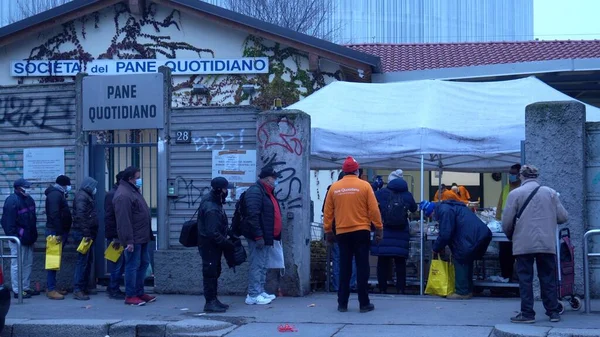 Europa Italia Milán Diciembre 2020 Pobres Italianos Extranjeros Con Máscaras — Foto de Stock