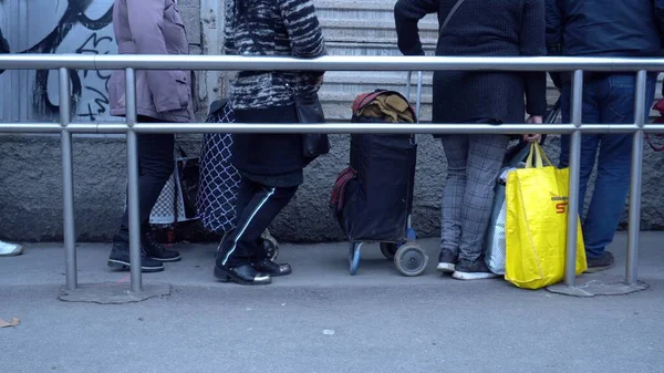 Avrupa, İtalya, Milano Aralık 2020, fakir İtalyan ve yabancı insanlar Covid-19 Coronavirus sırasında bedava yemek için Pane Quotidiano 'da sıraya girdiler, işsiz ve ekonomik krizde artış