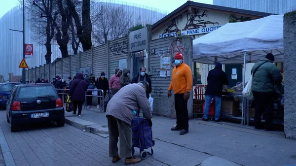 Europa Italia Milán Diciembre 2020 Pobres Italianos Extranjeros Con Máscaras — Foto de Stock