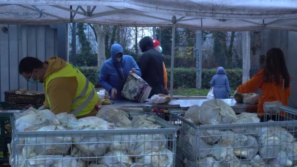 Europa Italia Milano Dicembre 2020 Poveri Italiani Stranieri Con Maschere — Video Stock