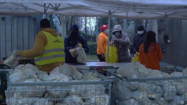 Europa Italia Milano Dicembre 2020 Poveri Italiani Stranieri Con Maschere — Video Stock