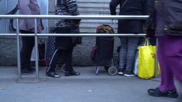 Европа Италия Милан Декабрь 2020 Бедные Итальянцы Иностранцы Масках Выстроились — стоковое видео