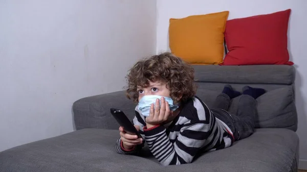 Europe Italie Milan Enfant Garçon Ans Regardant Télévision Avec Masque — Photo