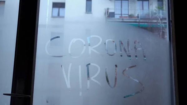 Covid Coronavirus Sisli Bir Camda Yazıyordu Salgının Sona Ermesi Konseptini — Stok fotoğraf