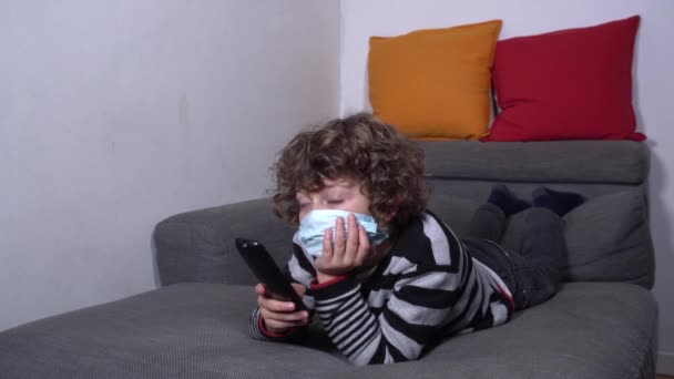 Dziecko Masce Twarzy Oglądanie Telewizji Domu — Wideo stockowe