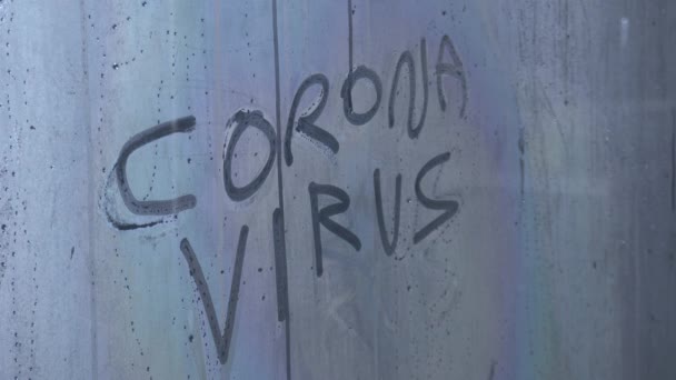 Tertulis Covid Coronavirus Pada Kaca Berkabut Tangan Menghapus Tulisan Konsep — Stok Video