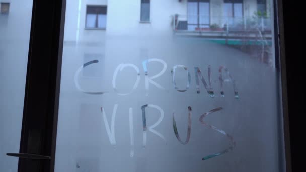 Escrito Covid Coronavirus Vidrio Empañado Borra Mano Escritura Concepto Del — Vídeos de Stock