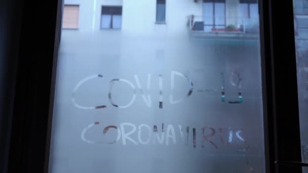 Napsáno Covid Coronavirus Zamlženém Skle Rukopis Vymazává Písmo Koncept Konce — Stock video