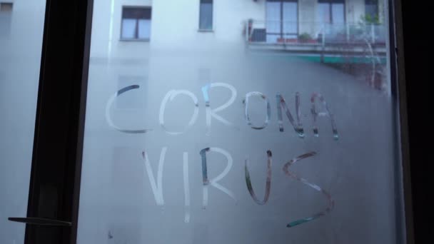 Escrito Covid Coronavirus Vidro Embaçado Mão Apaga Escrita Conceito Fim — Vídeo de Stock
