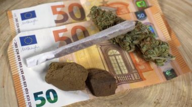 Avrupa, İtalya, Milano - Ot marihuana cbd ve esrar thc uyuşturucu, esrar sarma 