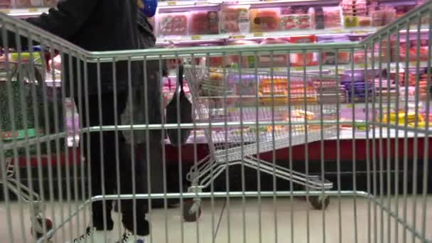 意大利 2020年12月 圣诞节期间的超市食品采购 科罗纳威斯流行病封锁 在埃斯塞隆加市场上戴口罩的人 — 图库视频影像