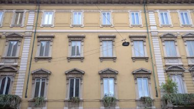 İtalya, Milan - Ocak 2021: Covid-19 Coronavirus karantina evindeki yarı boş cadde - Conciliazione 'deki İtalyan binasının klasik tarihi ön cephesi ve şehir yaşam bölgesi