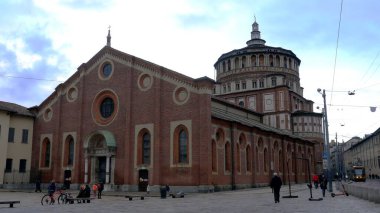 İtalya, Milan - Ocak 2021: Covid-19 Coronavirus karantina evindeki yarı boş cadde - Conciliazione 'deki İtalyan binasının klasik tarihi ön cephesi ve şehir yaşam bölgesi