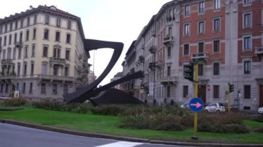 İtalya, Milan Ocak 2021 - Covid-19 Coronavirus karantina evindeki yarı boş cadde